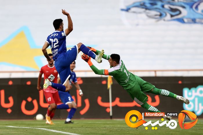 دیدار تیم های فوتبال استقلال - تراکتور