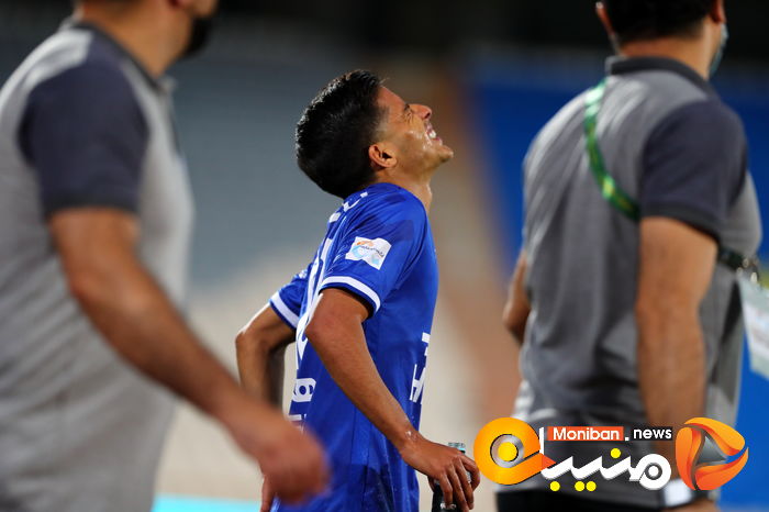 دیدار تیم های فوتبال استقلال - تراکتور