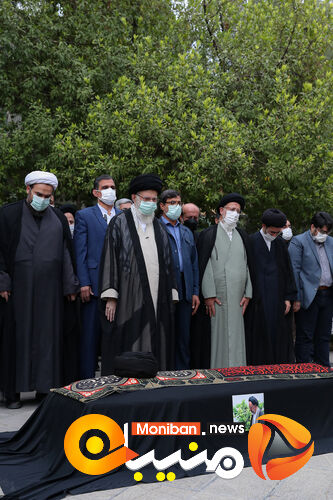 اقامه نماز رهبر معظم انقلاب بر پیکر حجت‌‌‌الاسلام و المسلمین دعائی
