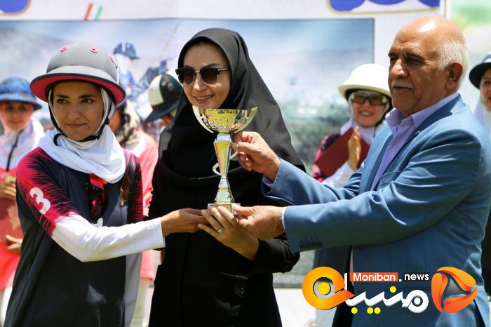 جشن قهرمانی تیم دختران زنده رود در رقابت های چوگان