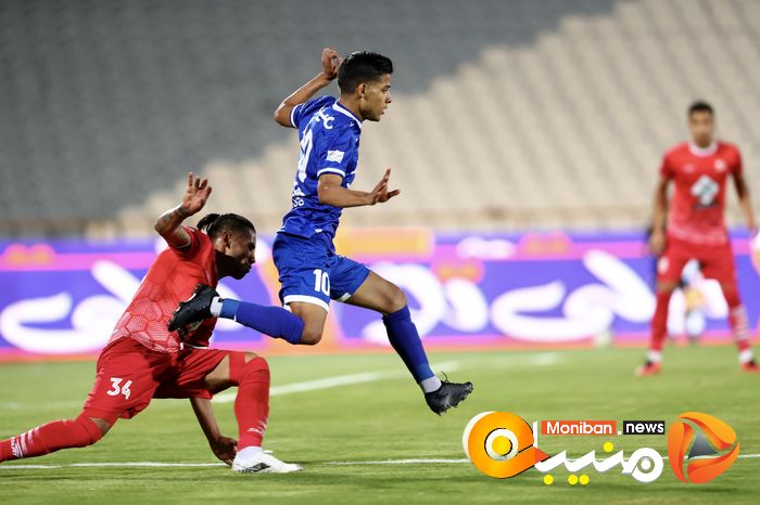 دیدار تیم های فوتبال استقلال - تراکتور