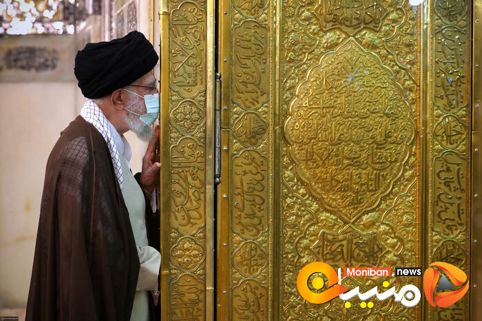 غبارروبی مضجع شریف امام رضا (ع) توسط رهبر معظم انقلاب