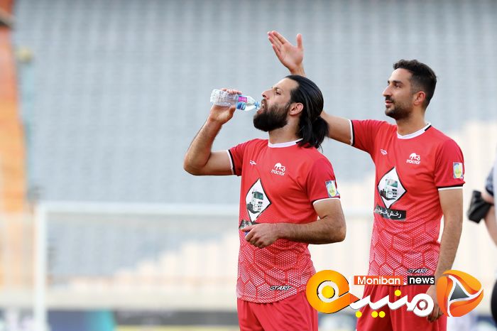 دیدار تیم های فوتبال استقلال - تراکتور