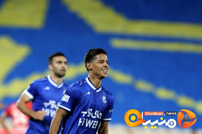 دیدار تیم های فوتبال استقلال - تراکتور