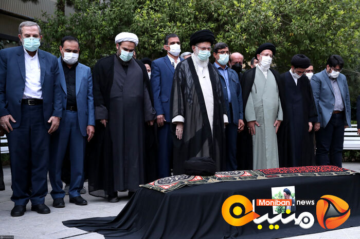 اقامه نماز رهبر معظم انقلاب بر پیکر حجت‌‌‌الاسلام و المسلمین دعائی