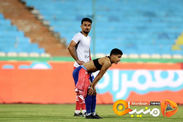 دیدار تیم های فوتبال استقلال - تراکتور